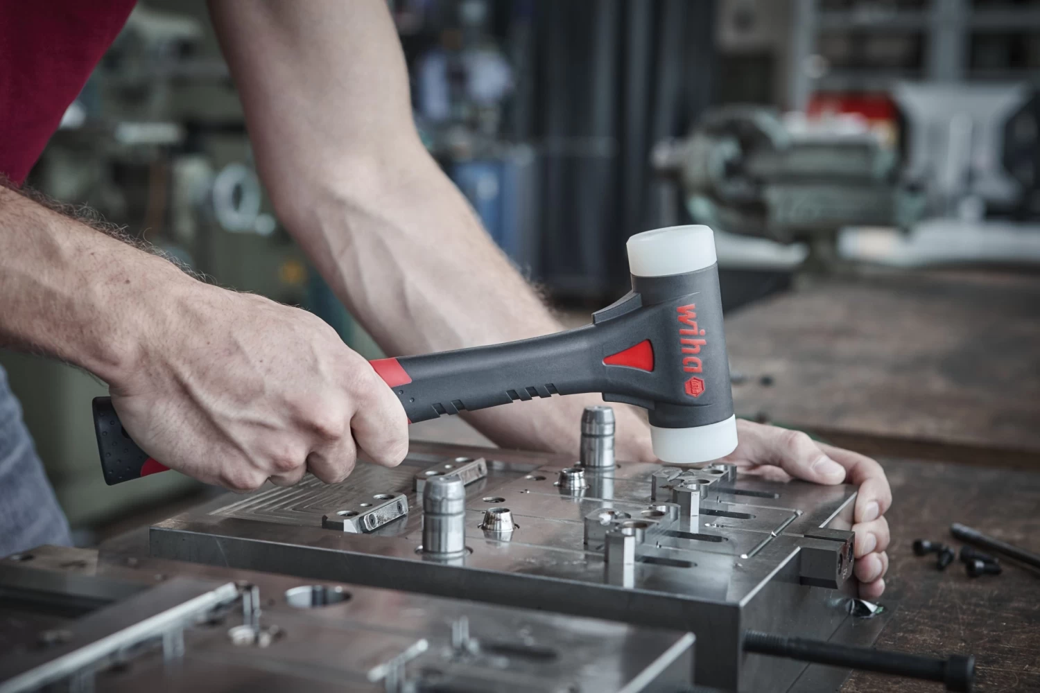 Wiha 44598 FibreBuzz® SB8041 Soft-Faced Dead Blow Hammer 40mm Dia 4 Wiha 44598 FibreBuzz® SB8041 Soft-Faced Dead Blow Hammer 40mm Dia - Image 2