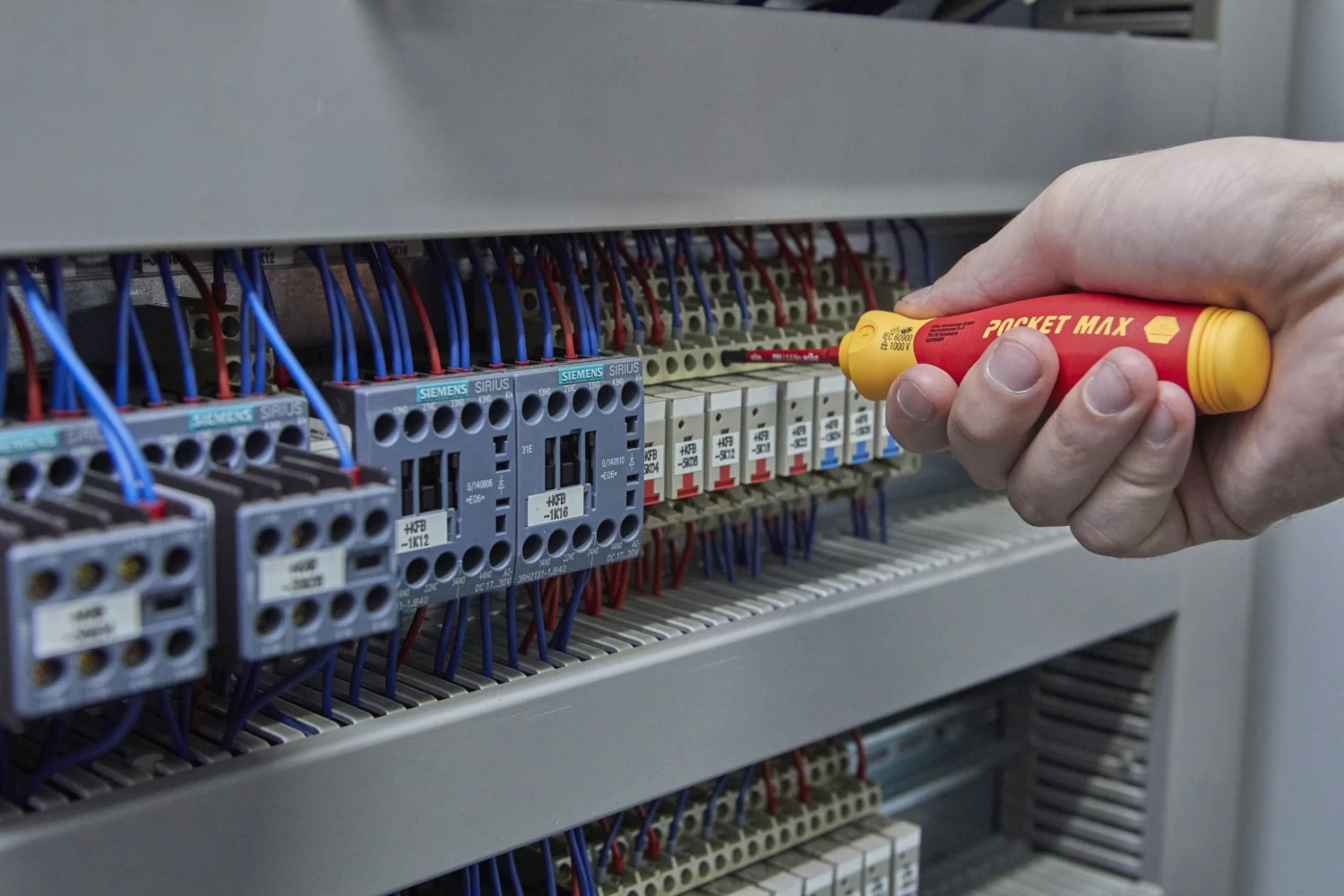 Wiha 45296 PocketMax® Electric VDE Magazine Style SlimBit Screwdriver Set 7 Wiha 45296 PocketMax® Electric VDE Magazine Style SlimBit Screwdriver Set - Image 5